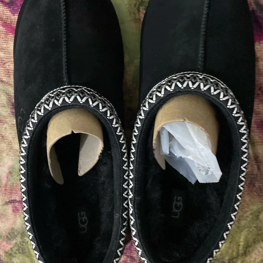 Hello, it is a men's shoe, size 12, new, never used, from the ugg brand. - Picture 9 of 14